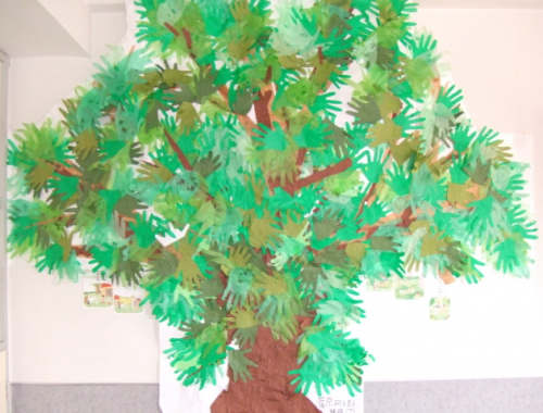 画像：年長児のK君が作ったもので、サイズは縦・横共に約180cmの大きさです。 京花紙のように柔らかい紙などに自分の手形を描いて切り抜き、それらを葉っぱに見立てて作りました。暑い夏、こつこつとよくがんばりましたね。