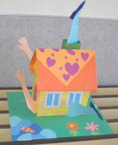 画像：4歳児ふしぎのくにのアリスをイメージして作りました。とてもインパクトのある作品ですね。